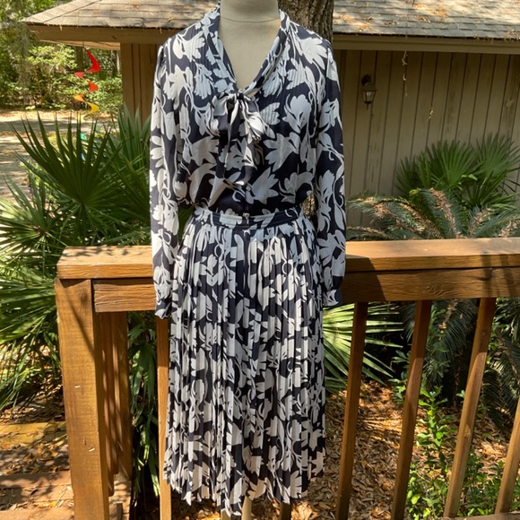 NWT J. Crew Drapey Tie Neck Top in Shadow Floral, Blouse - Picture 10 of 15